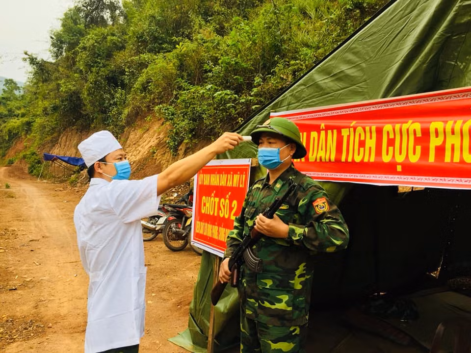 Lính quân hàm xanh trải lá chuối dọn bữa ăn bên suối để chống dịch COVID - 19 ảnh 2