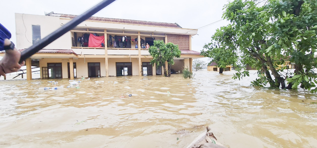 Sống trên nóc nhà, người dân Quảng Bình khắc khoải chờ lũ rút ảnh 11