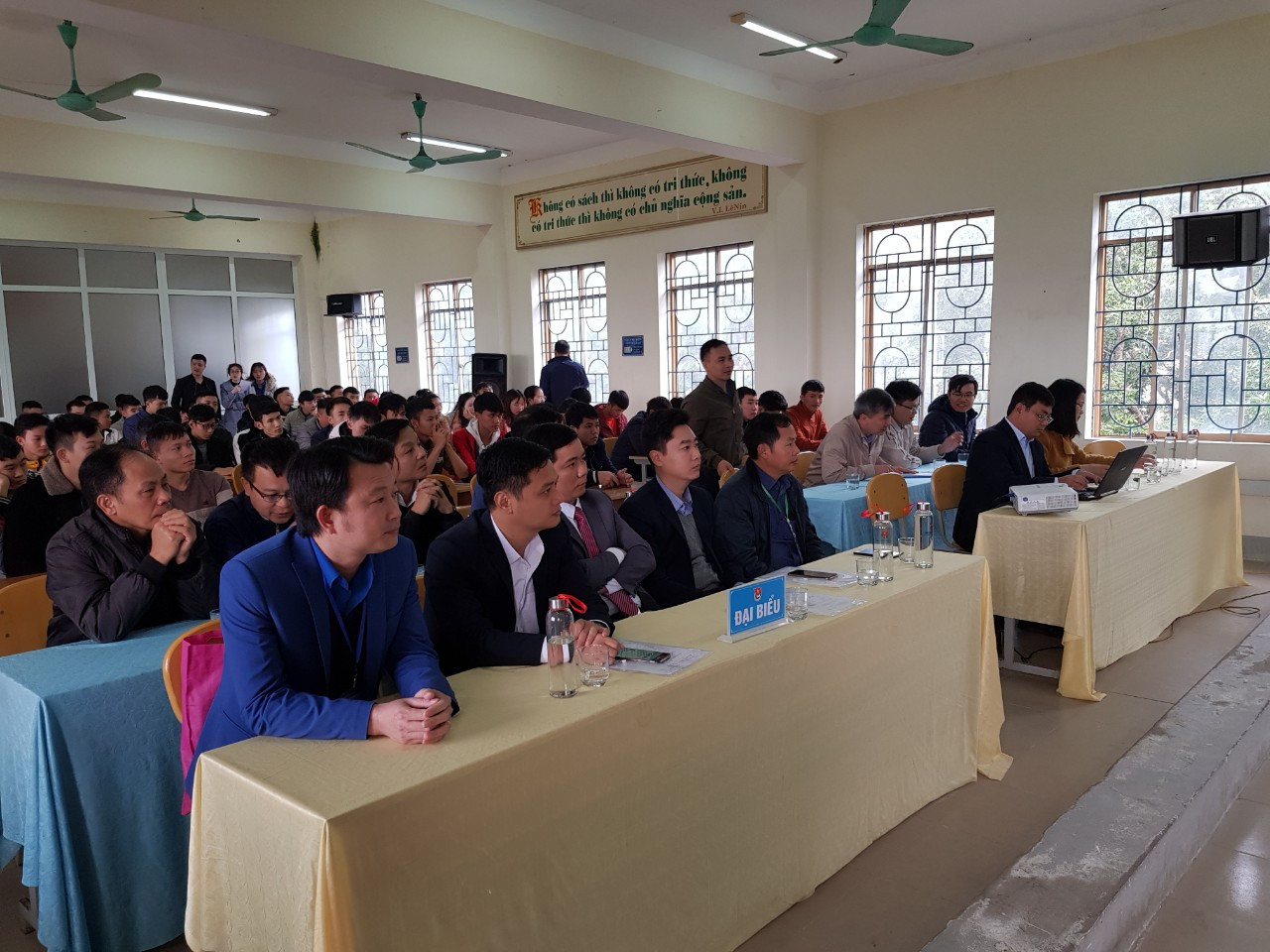 Hàng trăm sinh viên Nghệ An tham gia hội thảo Khởi nghiệp, định hướng việc làm ảnh 2