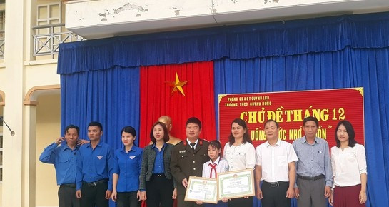 Khen thưởng nữ sinh nhặt được bọc tiền 23 triệu nộp công an tìm người đánh rơi ảnh 1