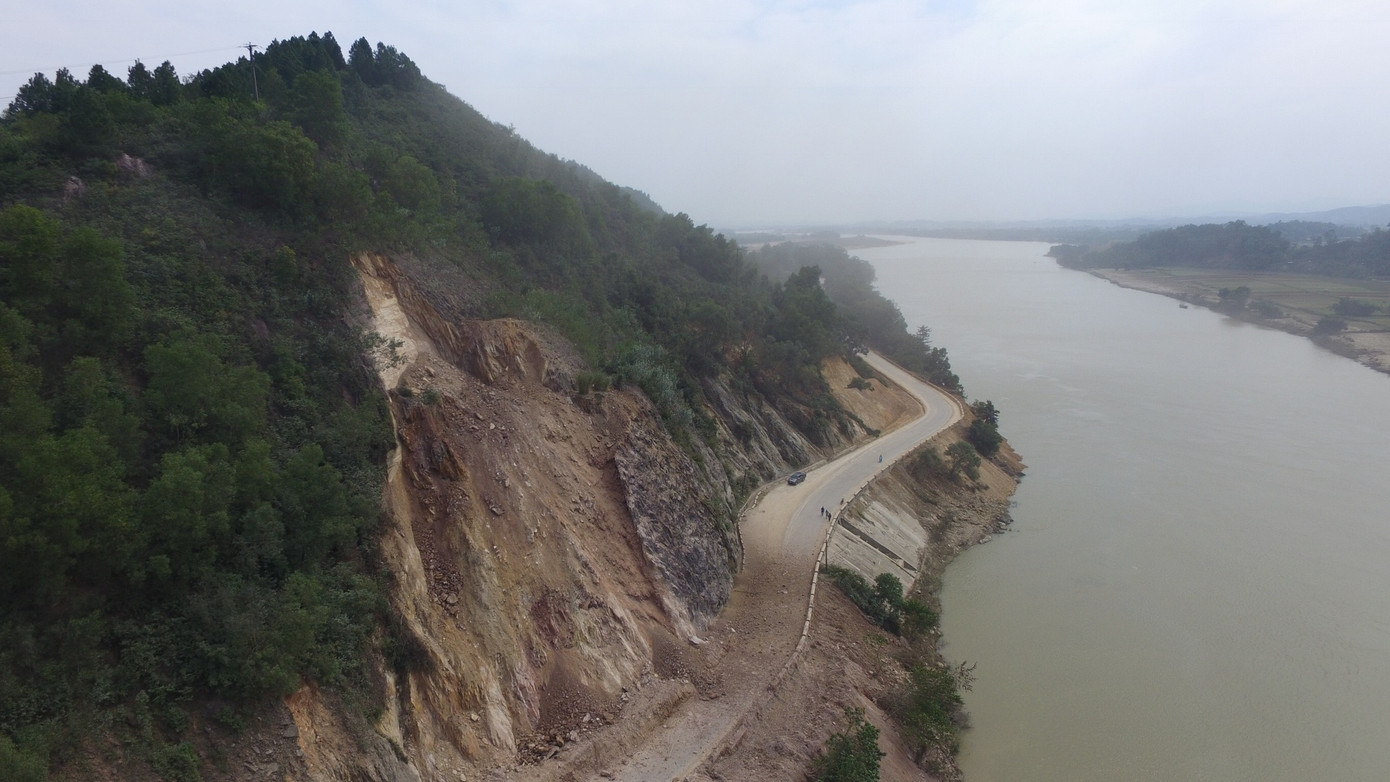 Nổ mìn phá đá thông tuyến trên quốc lộ 46 ảnh 6