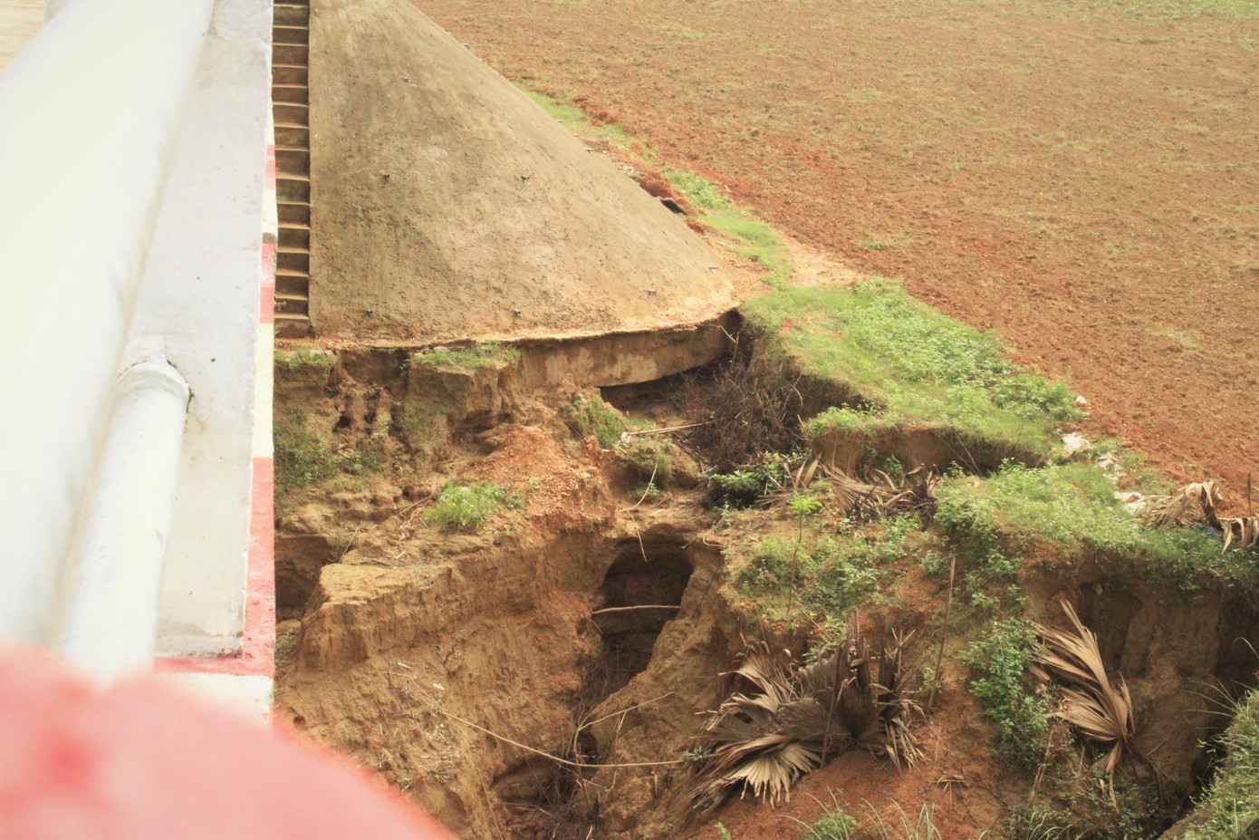 Cầu tiền tỷ vừa sử dụng 1 tháng đã hỏng sau lũ ảnh 1