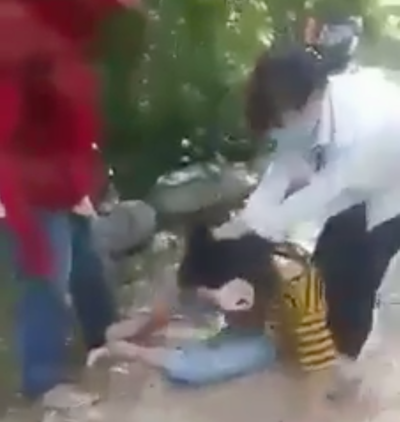 Phẫn nộ cảnh nhóm nữ sinh đánh bạn dã man giữa rừng ảnh 1