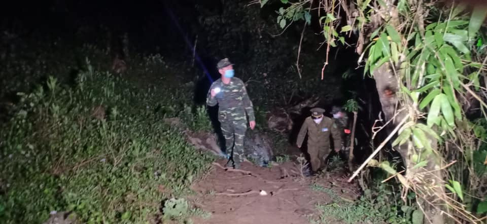 Lính quân hàm xanh trải lá chuối dọn bữa ăn bên suối để chống dịch COVID - 19 ảnh 10