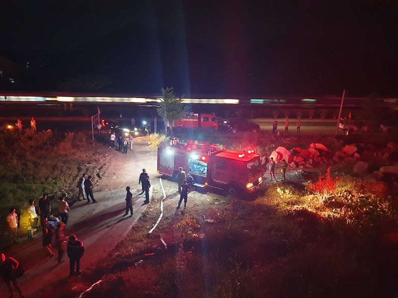 Cận cảnh đám cháy khiến 2.000 người căng mình dập lửa trong đêm ảnh 8