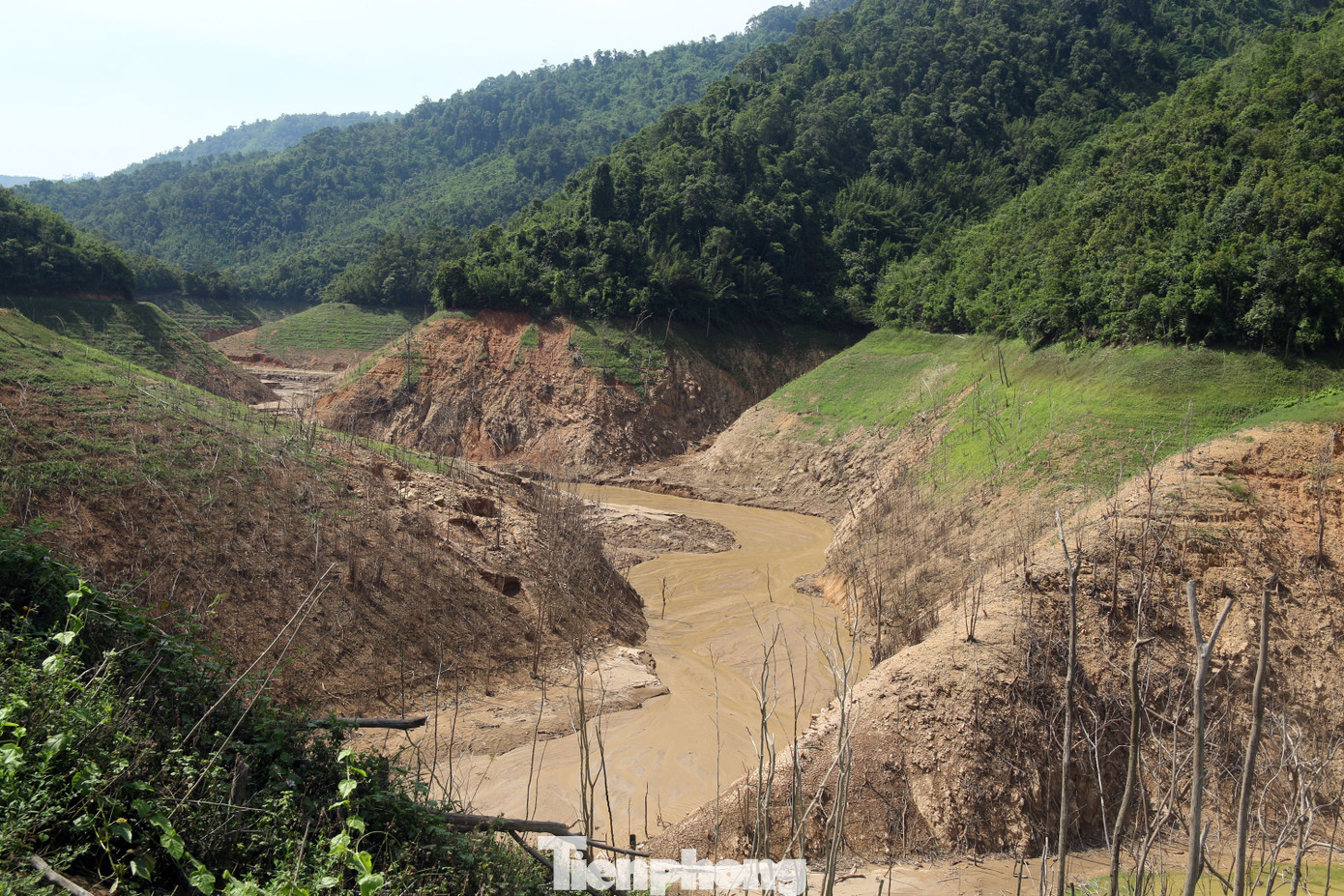 Hạn hán nghiêm trọng, học trò biên giới tan trường lại lặn lội vào rừng tìm nước ảnh 9