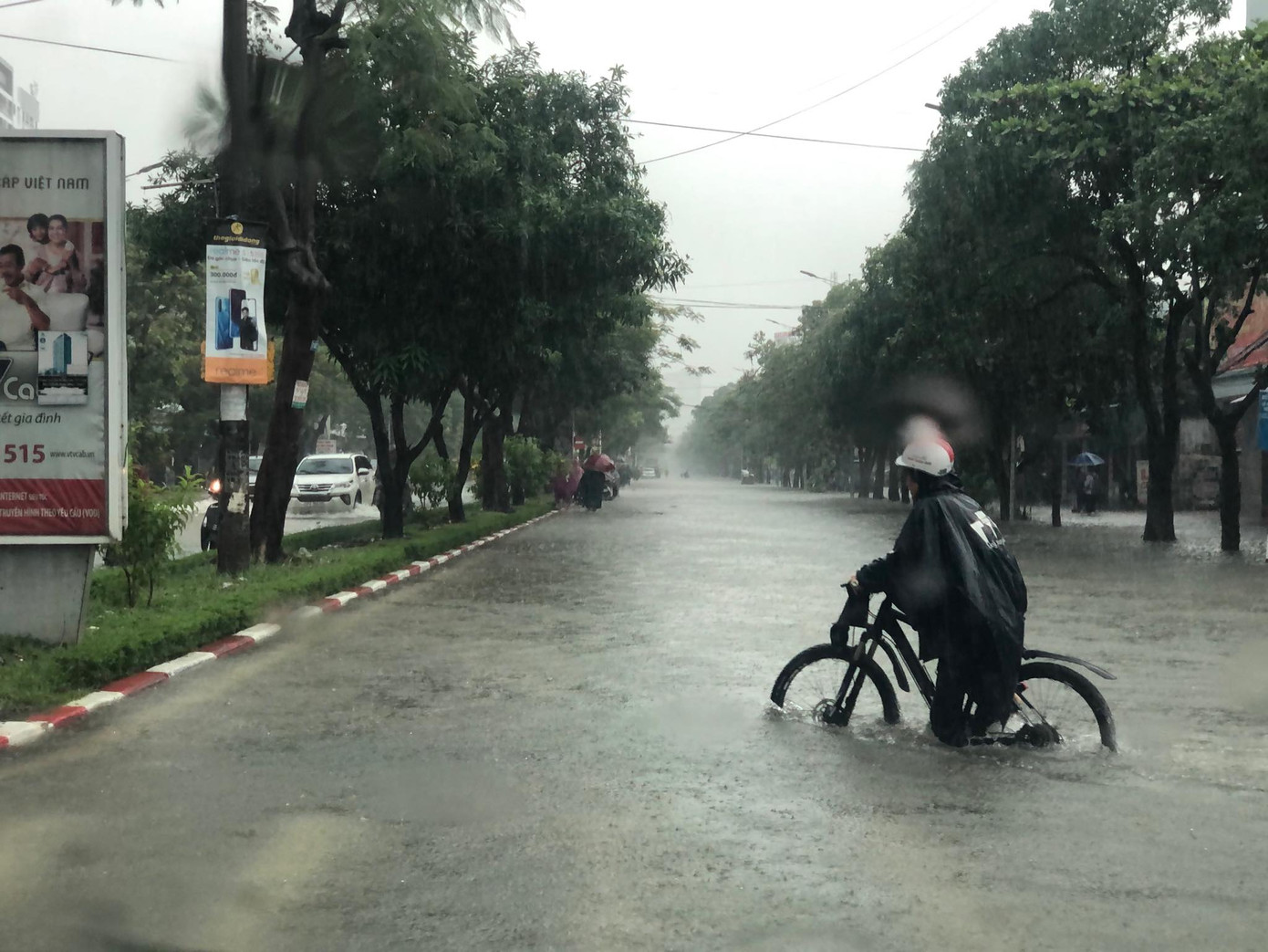 Thành Vinh 'thất thủ' sau trận mưa xối xả ảnh 3