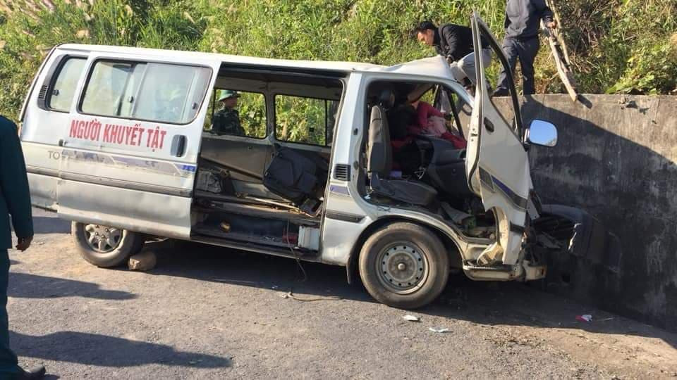 Xe chở người khuyết tật bị nạn ở biên giới, 2 người chết, nhiều người bị thương ảnh 1