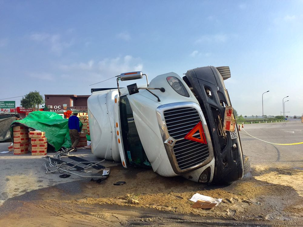 Xe container lật nhào khi ôm cua vòng xuyến ảnh 2