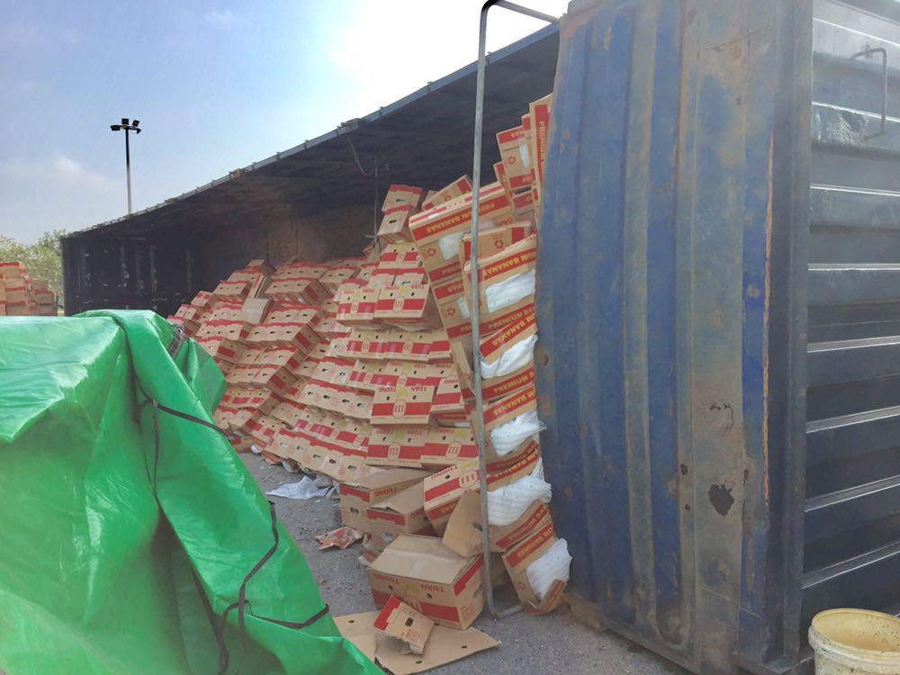 Xe container lật nhào khi ôm cua vòng xuyến ảnh 3