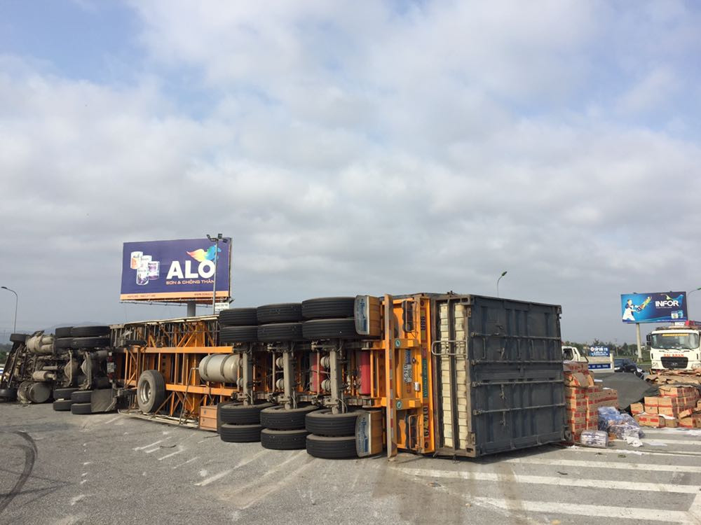 Xe container lật nhào khi ôm cua vòng xuyến ảnh 1