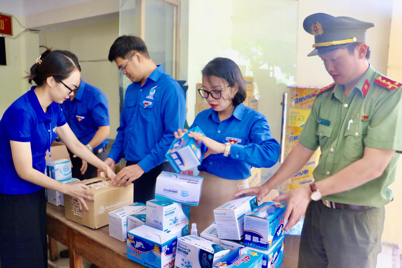 Lâm Đồng trao tặng hơn 20 nghìn khẩu trang và nước sát khuẩn ảnh 3