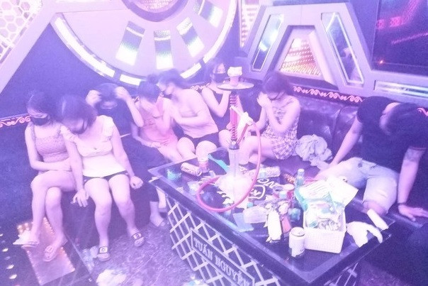 Buộc cách ly 11 nam thanh, nữ tú 'say sưa' trong quán karaoke lúc rạng sáng ảnh 1