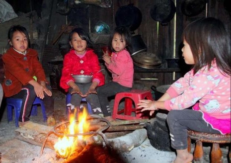 Người dân vùng núi co ro đốt lửa chống rét ảnh 6