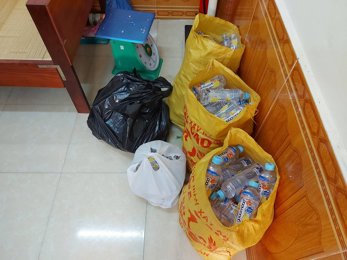 Nguyên nhân 9 học sinh nôn mửa khi uống nước phát miễn phí ảnh 1