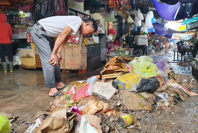 Tiểu thương chợ Vinh ngấn lệ nhìn hàng hóa bị lũ nhấn chìm ảnh 5