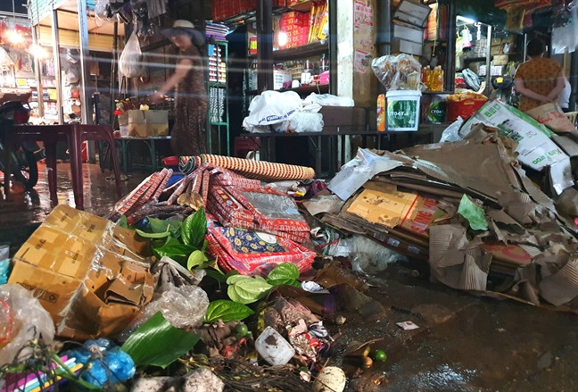 Tiểu thương chợ Vinh ngấn lệ nhìn hàng hóa bị lũ nhấn chìm ảnh 3