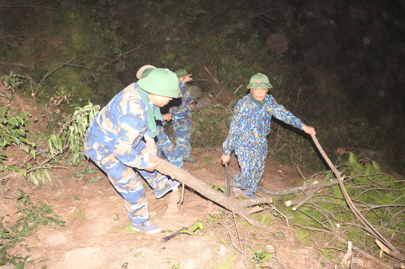 Trắng đêm cắt đường băng ngăn lửa “nuốt” rừng ảnh 6