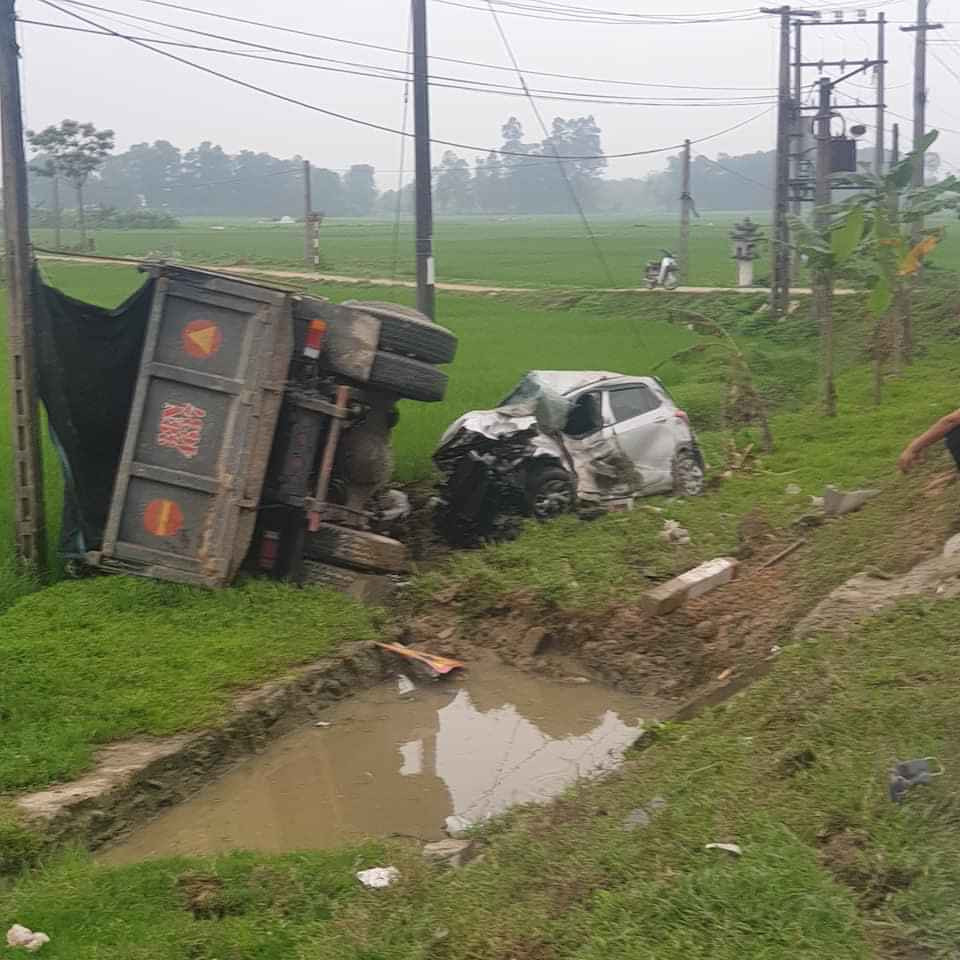 Lao xuống ruộng, ô tô nát bét sau đấu đầu với xe tải ảnh 1