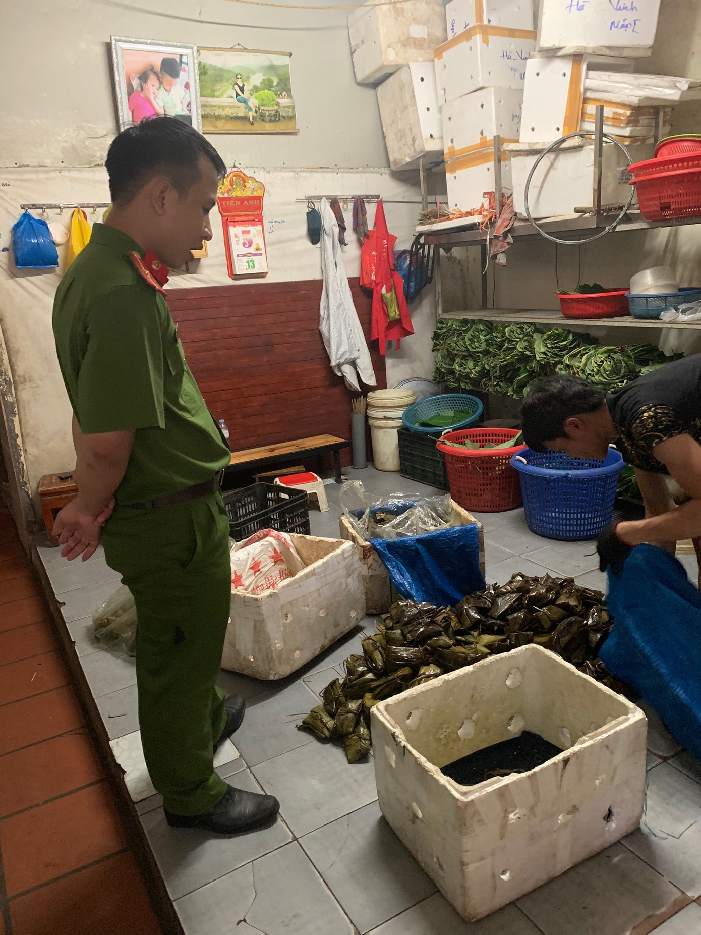 Phát hiện hơn 400 chiếc bánh gói chứa hàn the trong cơ sở sản xuất nổi tiếng ảnh 1