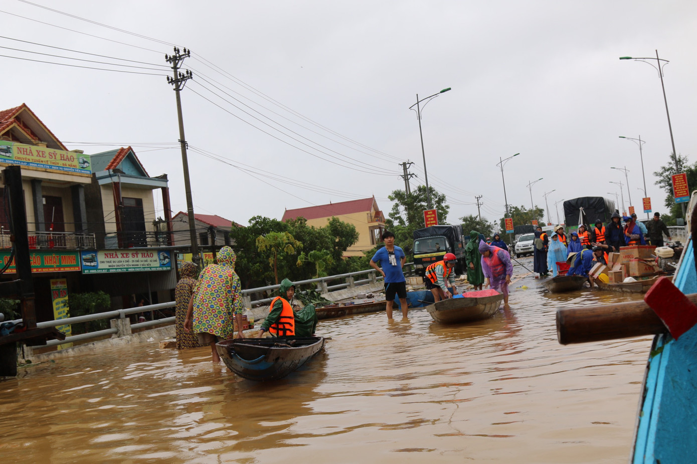 Lũ vây tứ bề: Lệ Thủy, Quảng Bình chìm trong biển nước ảnh 4