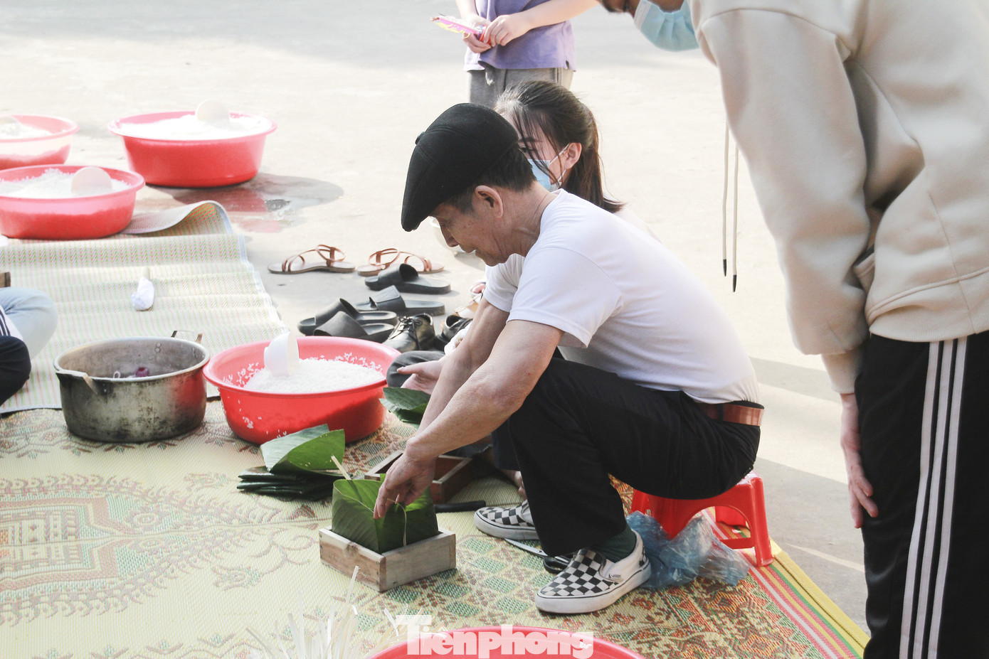 Học sinh Nghệ An mang hương vị tết đến với bệnh nhân nghèo ảnh 5