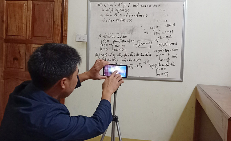 Thầy giáo xứ Nghệ hướng dẫn học sinh ôn bài qua youtube ảnh 1