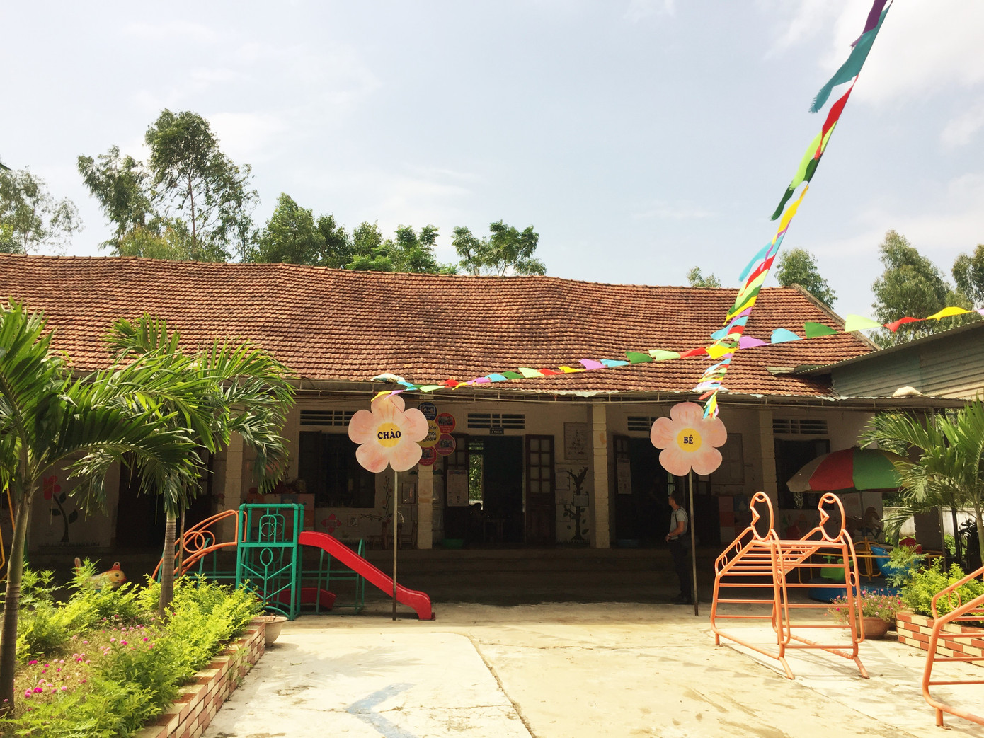 Trường học tiền tỷ xây xong bỏ hoang giữa cánh đồng ảnh 2