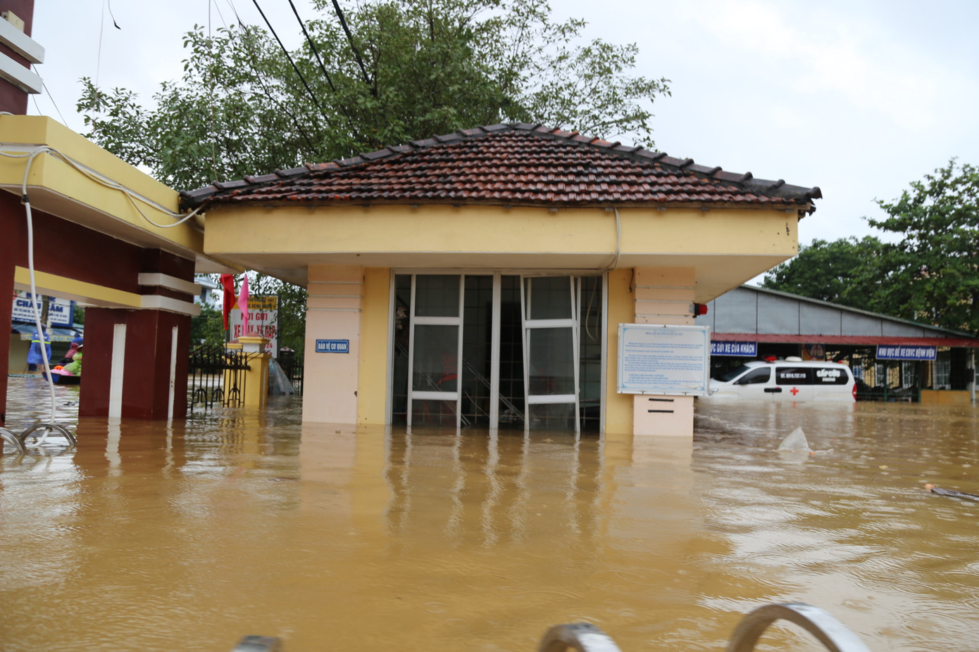 Chạy máy phát điện mổ khẩn cấp cho bệnh nhân tại Quảng Bình bị cô lập trong ‘rốn lũ’ ảnh 2