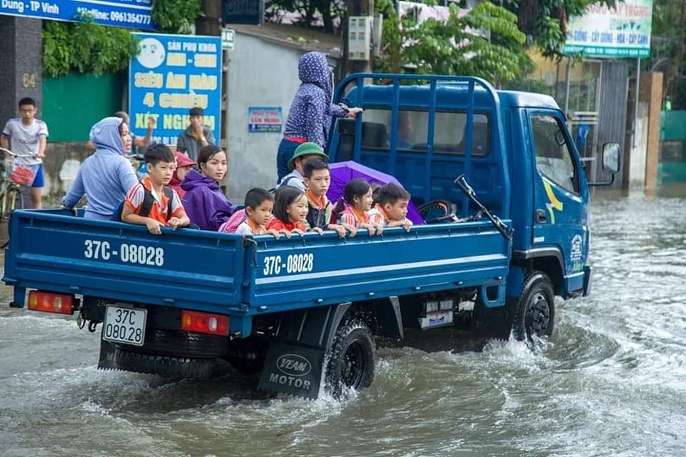 Bộ đội vượt lũ cứu hộ người dân TP Vinh giữa mưa trắng trời ảnh 6