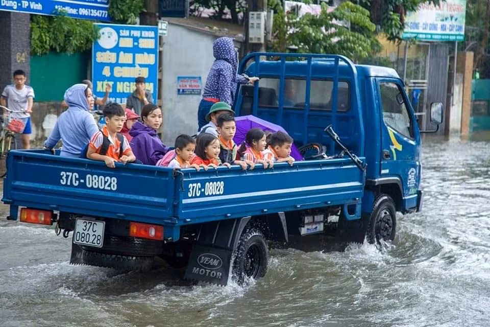 Bộ đội vượt lũ cứu hộ người dân TP Vinh giữa mưa trắng trời ảnh 6