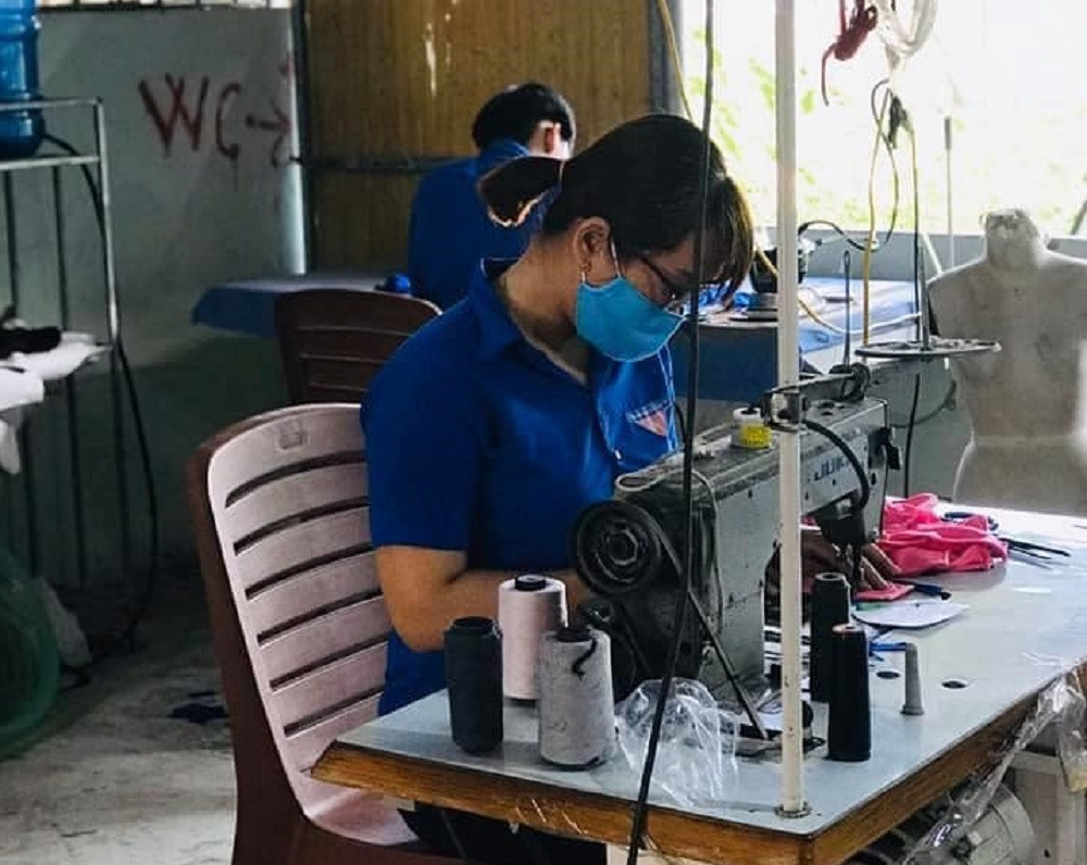 Đoàn viên thanh niên may khẩu trang tặng học sinh trở lại trường ảnh 4