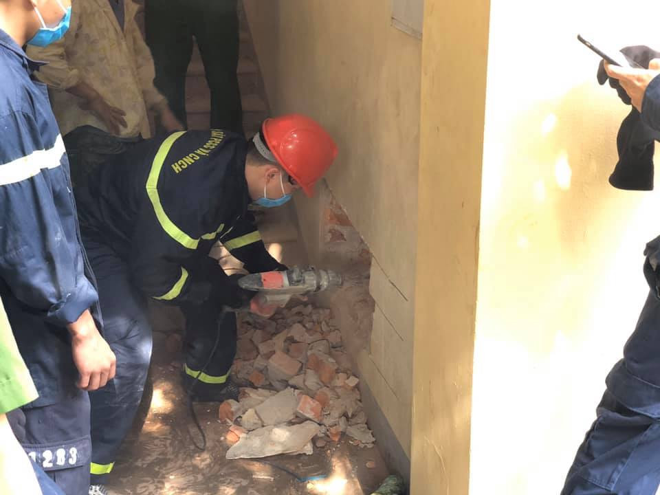 Dùng máy cắt bê tông, búa phá dỡ tường nhà cứu người đàn ông mắc kẹt suốt đêm ảnh 1