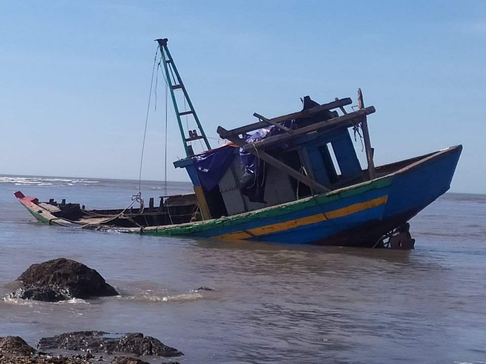 Tàu cá bị đá ngầm đâm thủng, ngư dân mất trắng hàng trăm triệu đồng ảnh 1