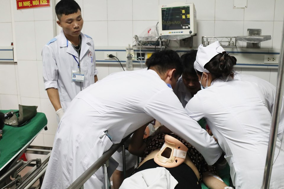 Xe khách đấu đầu xe tải khiến một người chết, hàng chục người bị thương ảnh 6