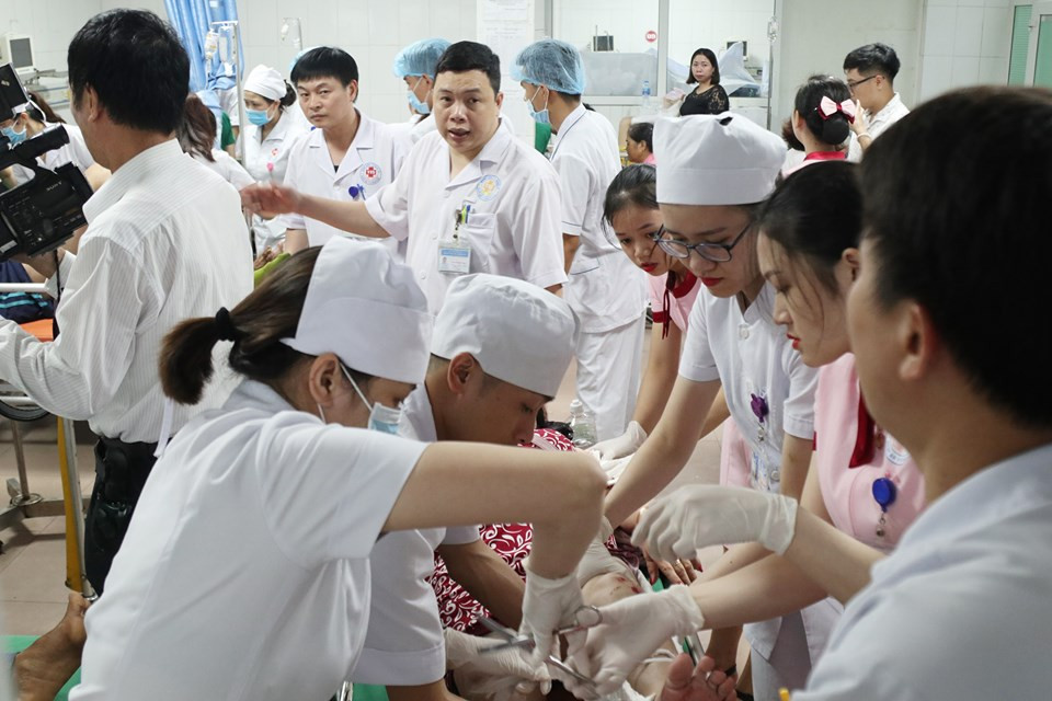 Xe khách đấu đầu xe tải khiến một người chết, hàng chục người bị thương ảnh 5