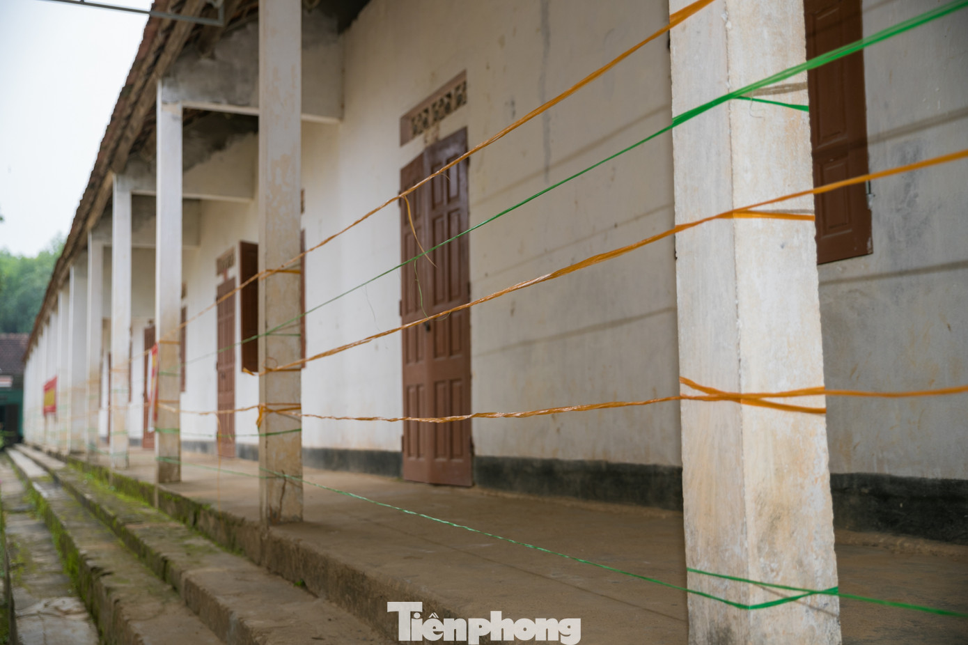 Tường nứt, ngói đổ, thầy trò bỏ lớp ra nhà giữ xe để học ảnh 8