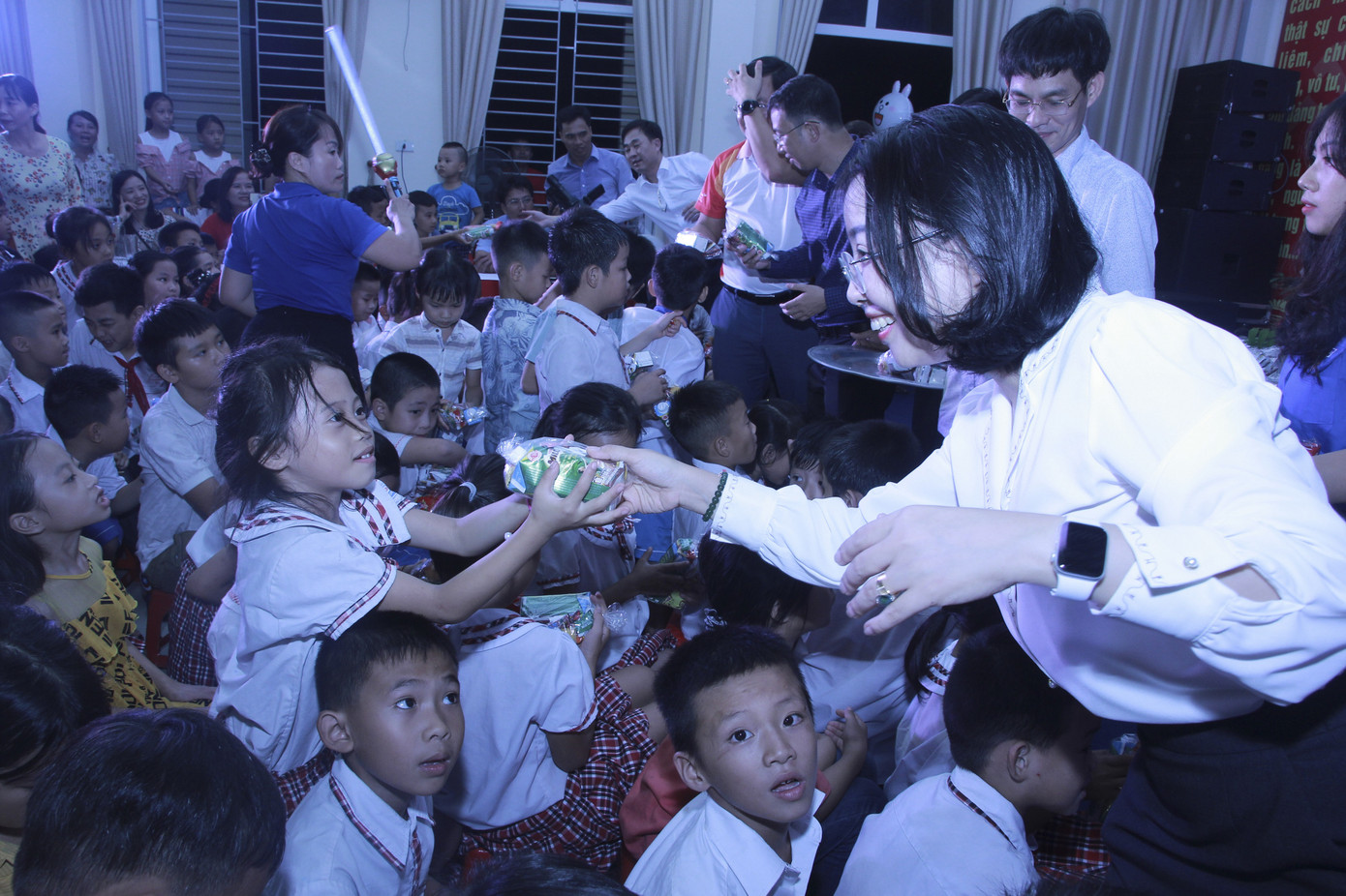 Tỉnh đoàn Nghệ An mang 'Đêm thu cổ tích' đến trẻ em nghèo ảnh 4