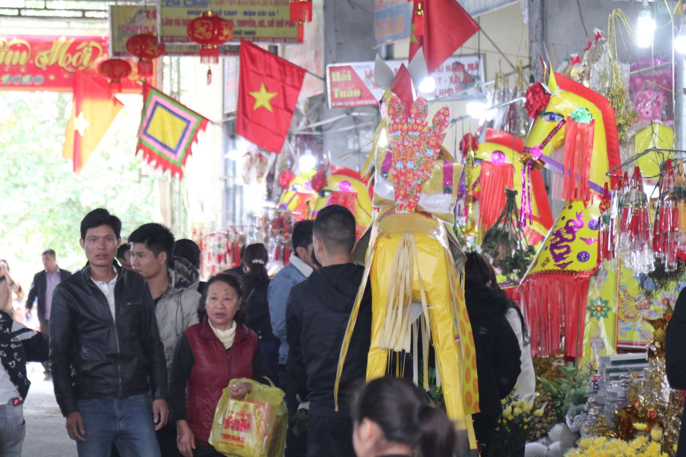 Hàng ngàn du khách dâng hương cầu bình an, phúc lộc tại đền ông Hoàng Mười ảnh 3