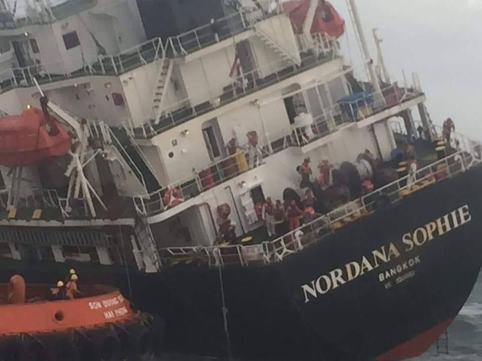 Tàu hàng nguy cơ chìm, cứu thành công 18 thuyền viên ảnh 1