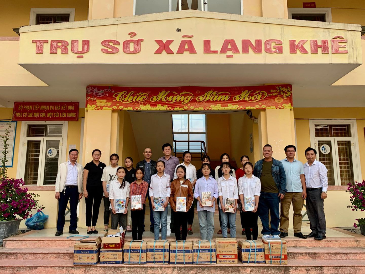 Tặng 1.300 cuốn vở cho học sinh Chôm Lôm ảnh 2