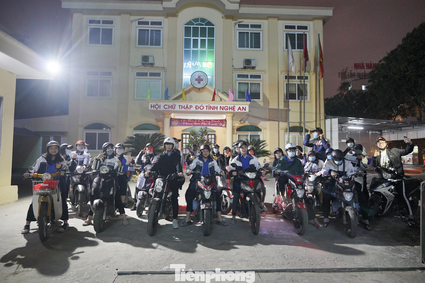 Học sinh Nghệ An mang hương vị tết đến với bệnh nhân nghèo ảnh 13