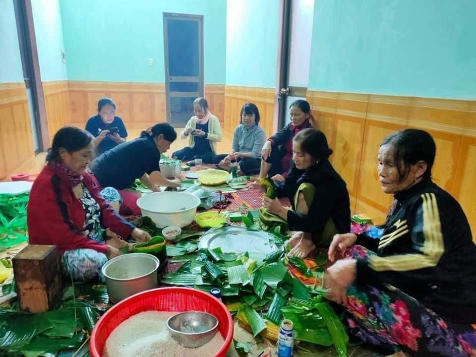 Ấm lòng những nồi bánh chưng cứu đói dân vùng lũ ảnh 6