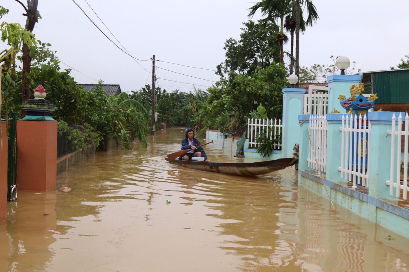 Lũ vây tứ bề: Lệ Thủy, Quảng Bình chìm trong biển nước ảnh 10