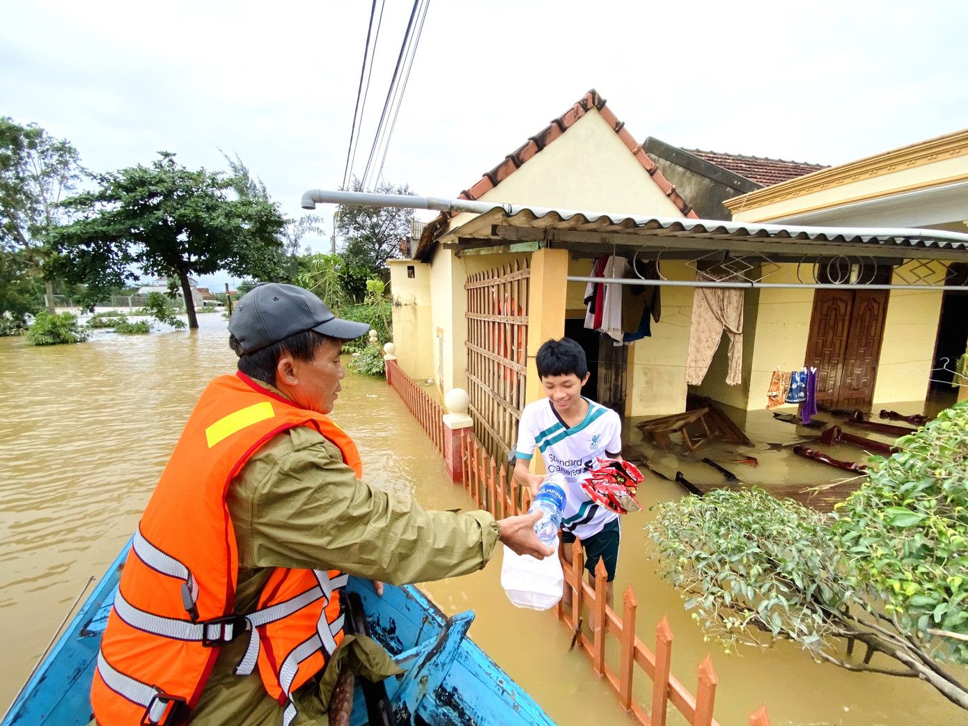 Sống trên nóc nhà, người dân Quảng Bình khắc khoải chờ lũ rút ảnh 7
