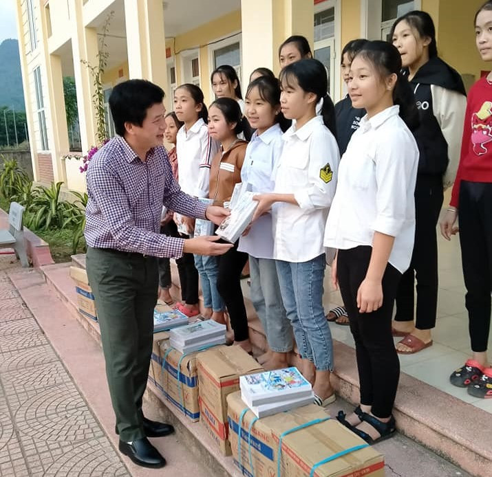 Tặng 1.300 cuốn vở cho học sinh Chôm Lôm ảnh 1