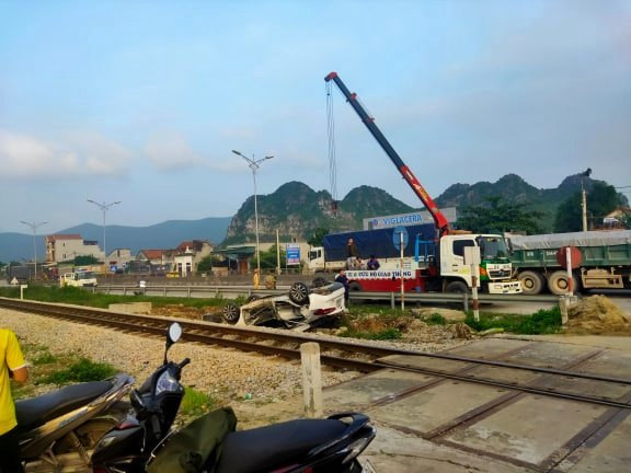 Ô tô lật ngửa sau cú tông của tàu hỏa, tài xế tử vong tại chỗ ảnh 1