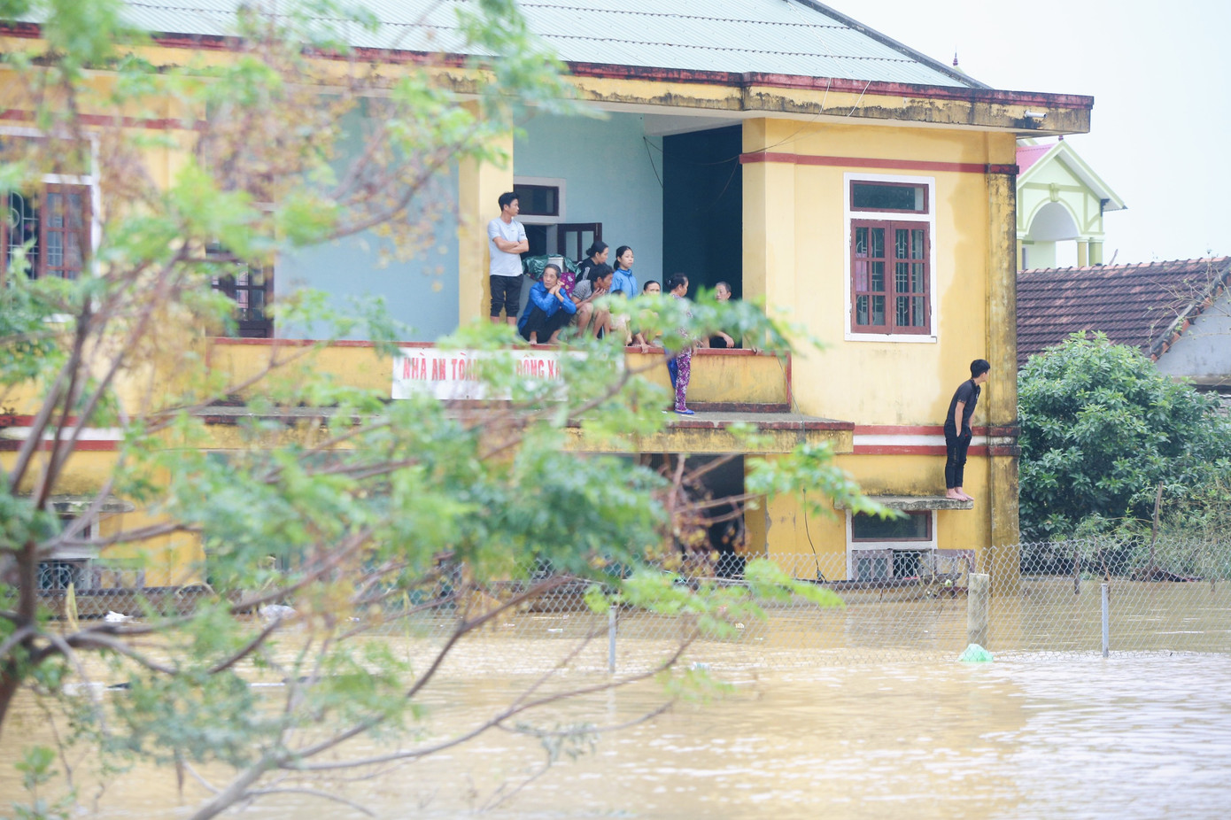 Sống trên nóc nhà, người dân Quảng Bình khắc khoải chờ lũ rút ảnh 8