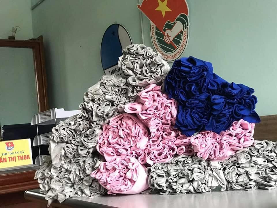 Đoàn viên thanh niên may khẩu trang tặng học sinh trở lại trường ảnh 3
