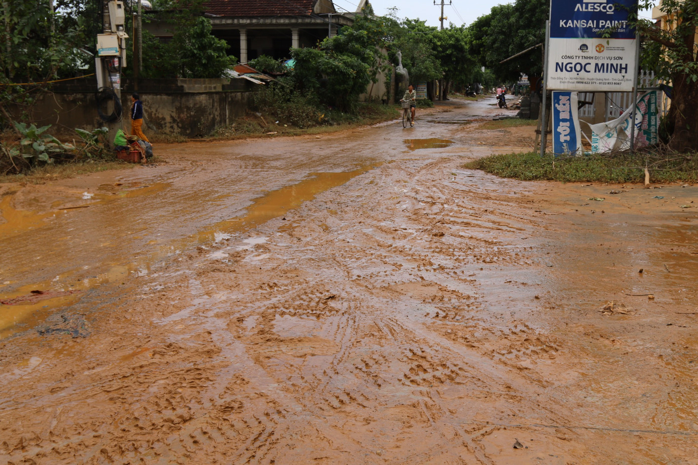 Người dân rốn lũ ngấn nước mắt bới bùn vớt vát tài sản ảnh 5